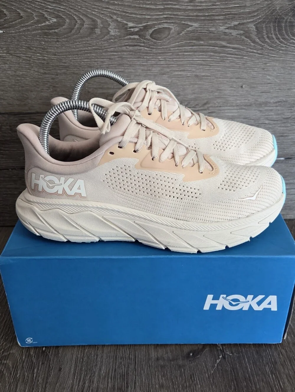HOKA Arahi 7 Running Shoe Size 7.5 Wide Vanilla/Cream